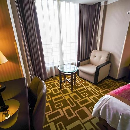 Dong Fang Hotel Beijing Bagian luar foto