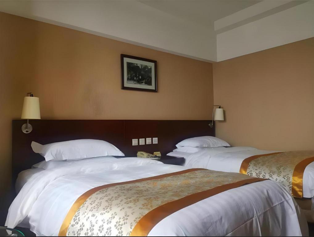 Dong Fang Hotel Beijing Bagian luar foto