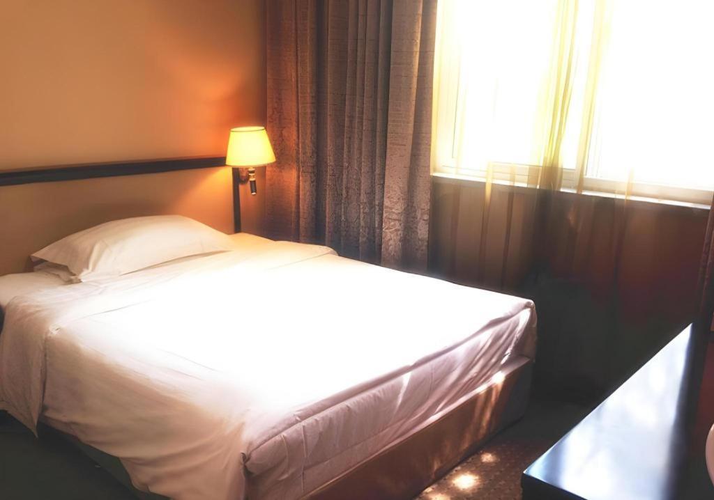 Dong Fang Hotel Beijing Bagian luar foto